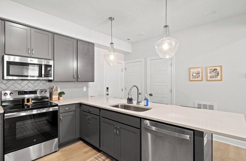 North Raleigh House | Family Home + Pets Welcome - King- Queen Bunk Beds, EV Charger, Sleeps 8