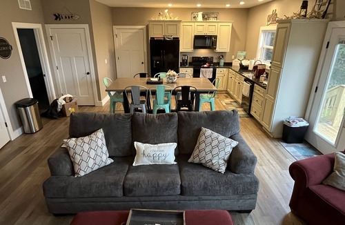Bronston House | FAMILY LAKE ESCAPE AWAITS. Walk to Boat Ramp. Sleeps 12, with plenty of parking