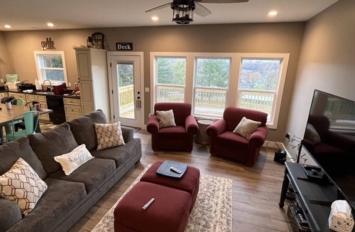 Bronston House | FAMILY LAKE ESCAPE AWAITS. Walk to Boat Ramp. Sleeps 12, with plenty of parking
