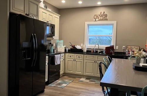 Bronston House | FAMILY LAKE ESCAPE AWAITS. Walk to Boat Ramp. Sleeps 12, with plenty of parking