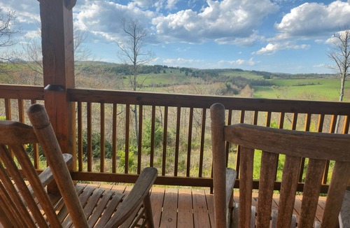 Vesta Cabin | Family-owned, Views, Peaceful & Cozy Year Round.