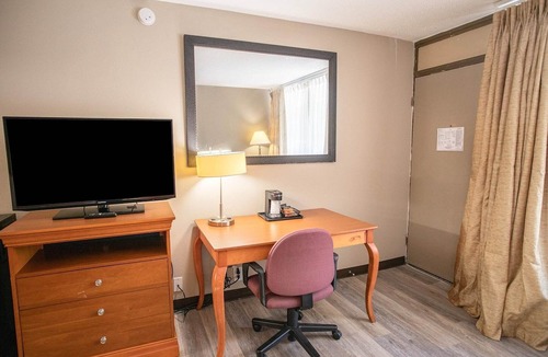Greensboro Apartment | Family Suite-King Bed|Pull-Out Sofa|Smk