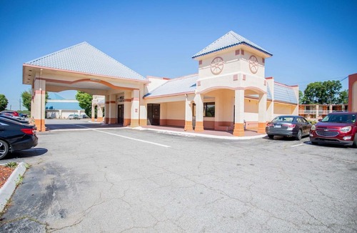 Greensboro Apartment | Family Suite-King Bed|Pull-Out Sofa|Smk