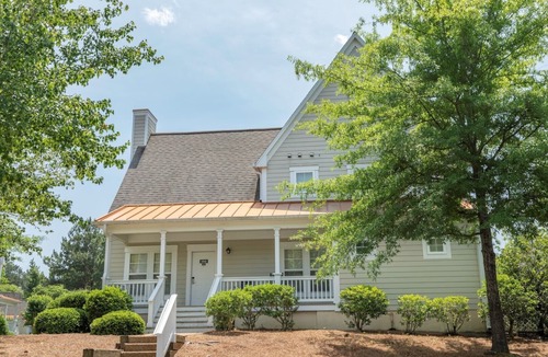 Lackey Cottage | Family Vacation, Sleeps 10, Close to Theme Parks & Attractions.