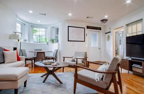 Truxton Circle House | Fancy 1-BR in Central Location Parking available
