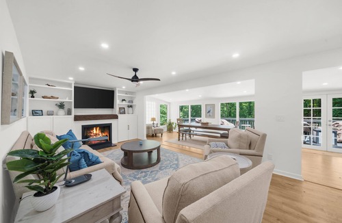 Gainesville House | Fantastic 6 bedroom house with Deep water on Lake Lanier