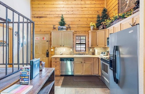 Branson Theater District Cabin | Fantastic Cabin Close to Branson Entertainment- Golf & Ticket Discounts!