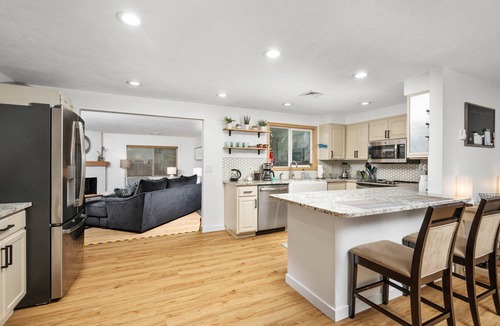 Central Oregon House | Fantastic Single Level Retreat, Pet Friendly, Fully Fenced Backyard, Hot Tub, Close to Everything