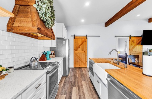Millbrook House | Farm Stay w/Pool, Animals & Privacy Near Town – Pet Friendly