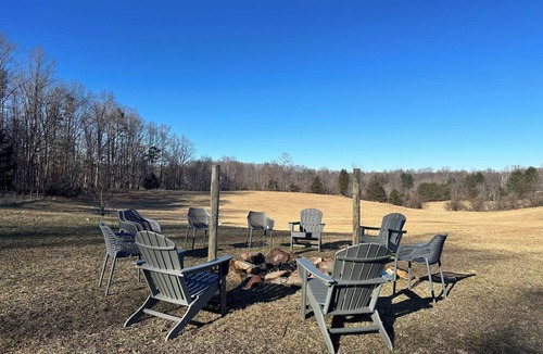 Castleton House | Farmhouse Getaway - Firepit, Views & Stargazing