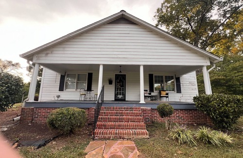 Fort Mc Clellan House | FARMHOUSE LIVING 🐄 2 BR 1 BA and a bonus room with 2 twin beds. Serenity Now!