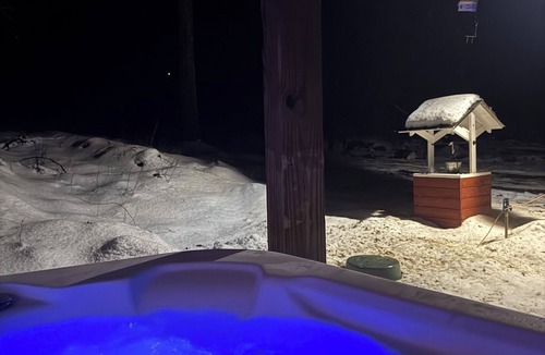 Nallen Cabin | Fayetteville, WV & Summersville, WV Proximity new built cabin w firepit & hottub