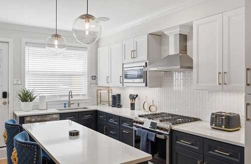 South Baltimore House | Federal Hill Luxury Stadium View House w/Rooftop, Entertainment & Amenities!