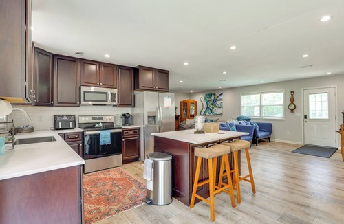 Myrtle Grove Cottage | Fenced Yard! Family Getaway 6 Mi to Carolina Beach