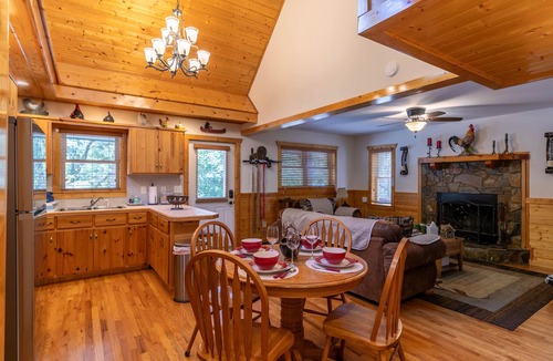 Piney Creek House | Fern Hollow - river access, privacy, pet friendly