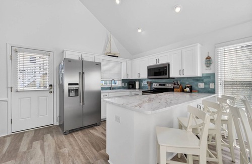 Sunset Beach House | Filmed for HGTV! 5 STARS! Mini Golf! Updated, contemporary, relaxing, & clean.