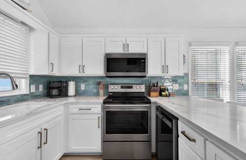 Sunset Beach House | Filmed for HGTV! 5 STARS! Mini Golf! Updated, contemporary, relaxing, & clean.
