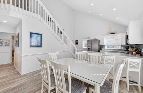 Sunset Beach House | Filmed for HGTV! 5 STARS! Mini Golf! Updated, contemporary, relaxing, & clean.