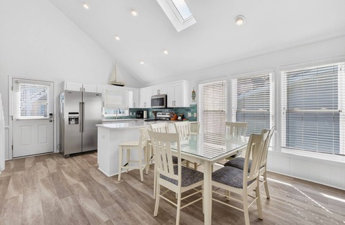 Sunset Beach House | Filmed for HGTV! 5 STARS! Mini Golf! Updated, contemporary, relaxing, & clean.