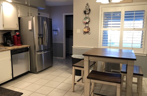 Ellendale House | Filmed in movie-Large Quiet 5 BR, 2.5 Bath, 8 beds with King Next to Germantown