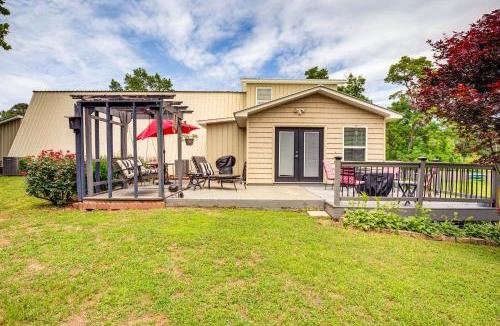 Fackler House | Fire Pit + BBQ: Lake Guntersville Family Home