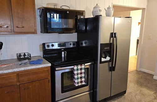 Grubville House | Fire Pit Cabin Retreat - Sleeps 6 - 1hr from STL