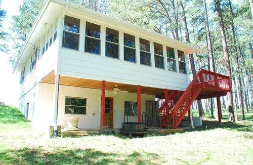 Grubville House | Fire Pit Cabin Retreat - Sleeps 6 - 1hr from STL