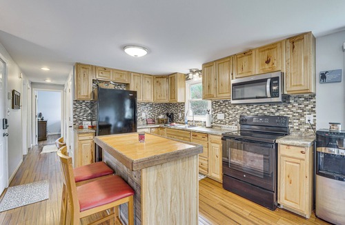Eagle Rock Cabin | Fire Pit + Patio: Creekside Cabin in Eagle Rock!