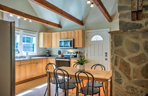Asheville Cabin | Firefly Cottage | Pet-Friendly, Fire Pit, 8 Mins to DT AVL + Biltmore Pass
