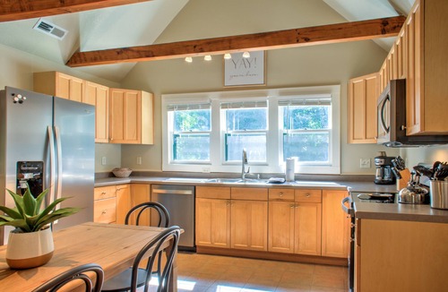 Asheville Cabin | Firefly Cottage | Pet-Friendly, Fire Pit, 8 Mins to DT AVL + Biltmore Pass