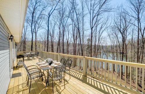 Westlake Corner House | Fish, Boat & Hike: Lakefront Home w/Game Room!