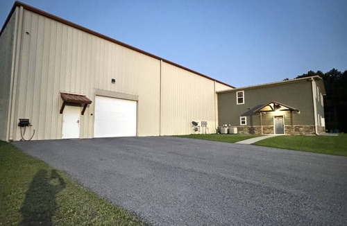 Guntersville House | FISHERMAN’S PARADISE - indoor heated & cool parking for trucks and boats