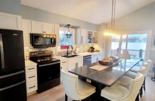 Moneta Villa | Flat lot w Sandy Beach, Kayaks, wifi