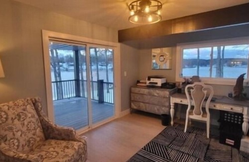 Moneta Villa | Flat lot w Sandy Beach, Kayaks, wifi