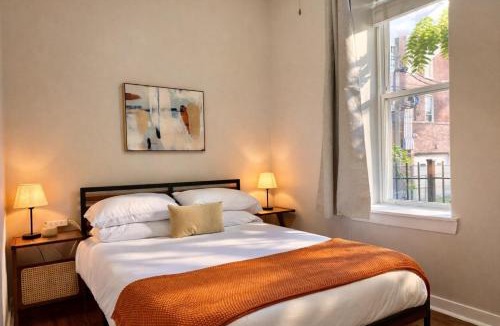 West Town Apartment | Flexhome West Town - Spacious 2BR Duplex - Sleeps 8