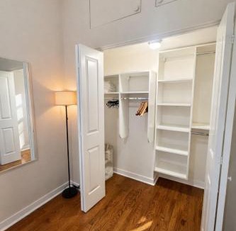 West Town Apartment | Flexhome West Town - Spacious 2BR Duplex - Sleeps 8