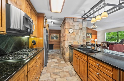 Wildwood Mountain Cabin | Floor-to-Ceiling Windows. Wraparound Deck. Wood-Burning Fireplace | Wildwood Mountain Cottage