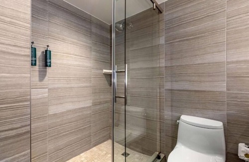 West End Hotel | Four 1BR King Suites | 5-Min Drive to White House| Free Breakfast & Pool Access