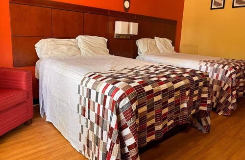 North Newport News Hotel | Four Comfortable Rooms w/Free Parking – Ideal for Road Trippers
