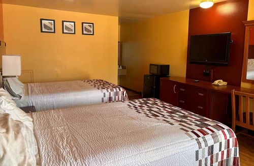 North Newport News Hotel | Four Comfortable Rooms w/Free Parking – Ideal for Road Trippers