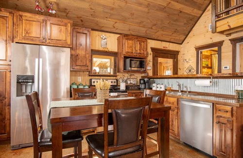 Rising Fawn Cabin | Free Ruby Falls Ticket & More - Hot Tub-2BR +Loft Cabin-2 mi to Cloudland-Hiking-Golfing-Chattanooga