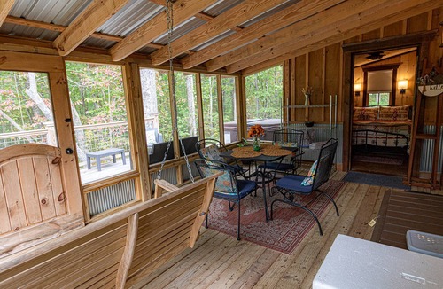 Rising Fawn Cabin | Free Ruby Falls Ticket & More - Hot Tub-2BR +Loft Cabin-2 mi to Cloudland-Hiking-Golfing-Chattanooga