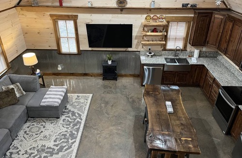 Rising Fawn Cabin | Free Ruby Falls Ticket & More - 2 -2 hot tubs, fire pits & covered patios-putt putt & corn hole