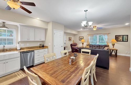 Flintstone House | Free Ruby Falls Ticket & More-Relaxation-Rock City View-Country Getaway-Spacious Townhome-Fire Pit