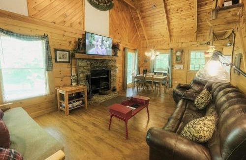 Wears Valley House | Free Tickets! Windy Ridge-Pet-Friendly wfee Cabin with Fishing Access & Fenced In Yard