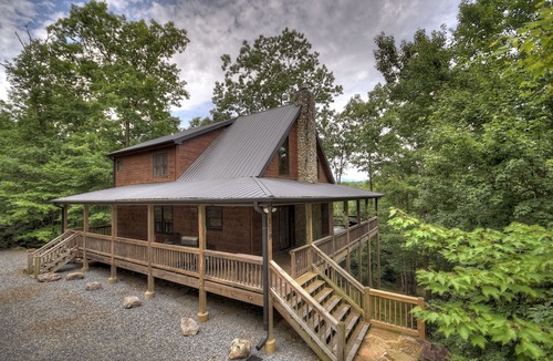 Copperhill Cabin | *Free Whitewater Rafting & Ziplining* Enjoy the relaxing sunshine and lush vegetation near the large boulders along the creek.
