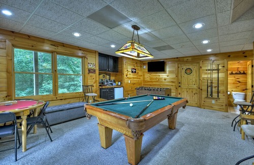 Copperhill Cabin | *Free Whitewater Rafting & Ziplining* Enjoy the relaxing sunshine and lush vegetation near the large boulders along the creek.