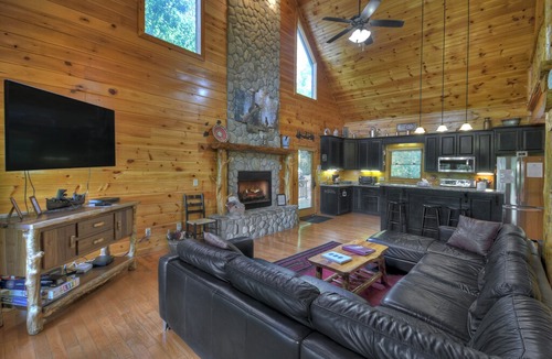 Copperhill Cabin | *Free Whitewater Rafting & Ziplining* Enjoy the relaxing sunshine and lush vegetation near the large boulders along the creek.