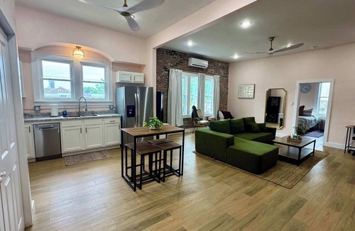 Cape Girardeau Apartment | Fresh & Cozy Retreat w/King Bed · By KeenStays