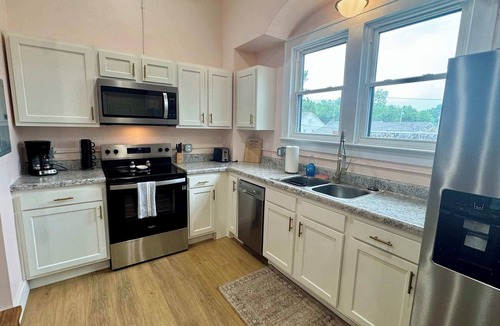 Cape Girardeau Apartment | Fresh & Cozy Retreat w/King Bed · By KeenStays